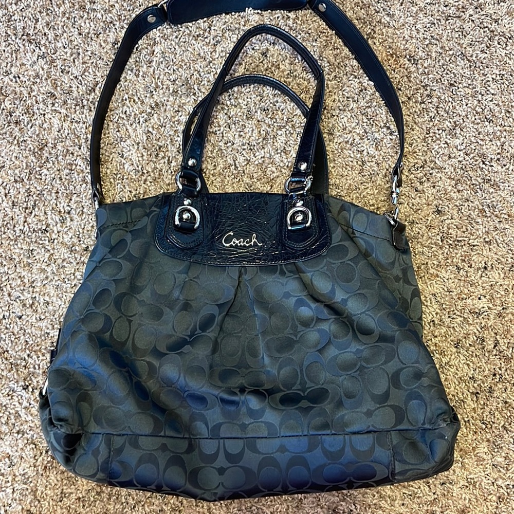 Signature Coach shoulder bag
